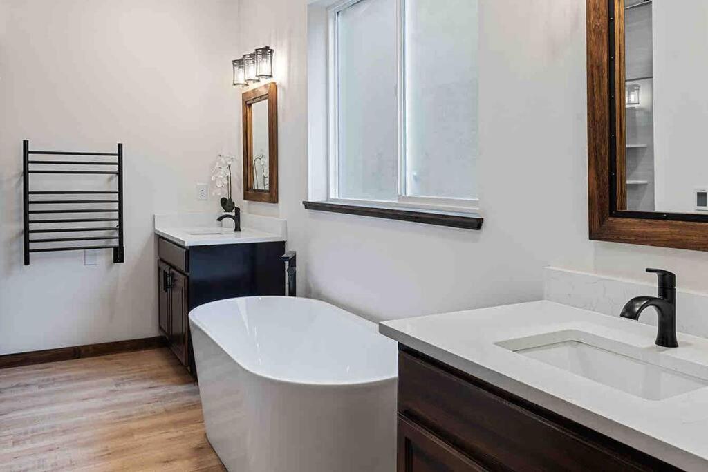 Luxe Mt. Rainier Lodge W/ Hot Tub-Ac-Game Room Ashford Eksteriør billede